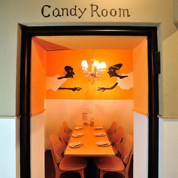 完全個室は、鮮やかなオレンジ色の壁と、ビビッドカラーのクリスタル調シャンデリアが目を引く、ポップで個性的な空間です。シンプルで明るい木目調のテーブルと椅子が配され、プライベートな空間を提供しています。雰囲気・居心地ともバツグンで、プライベート感あふれるお部屋です。