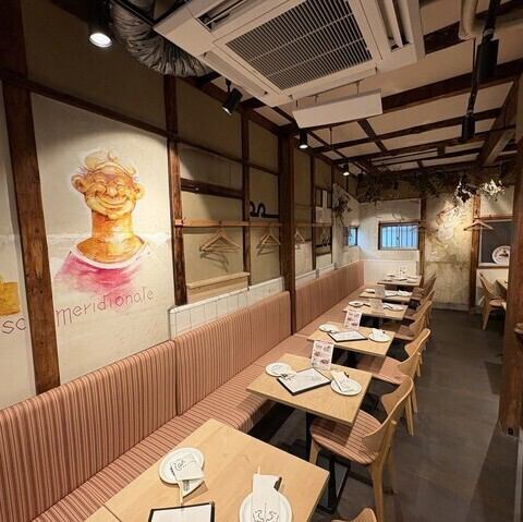 なんばの路地裏にひっそりと佇む、まさに隠れ家的な魅力に満ちたお店です。店内は、古民家風の木の温もりを感じる空間で、料理などが楽しめます。卓を繋げる等のレイアウト変更が可能ですので、団体のお客様におすすめです。訪れる人を温かく迎え入れるアットホームなお店です。