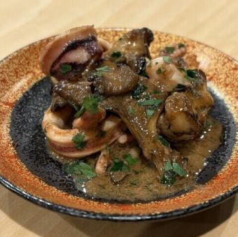 スルメイカと舞茸の 肝バターソース