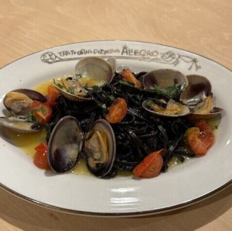 あさりのボンゴレビアンコ　イカ墨の生パスタ　タリオリーニ