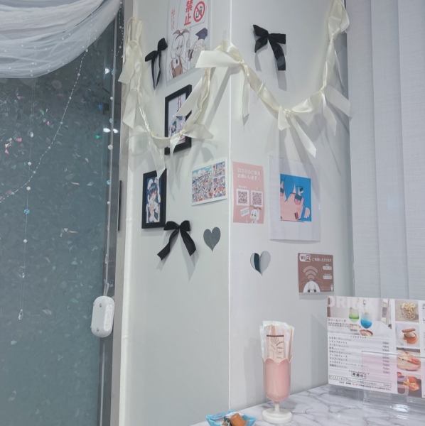 店内はまさに「やさしいせかい」を体現したような空間です。白を基調としたミニマルなデザインは、手作り感を感じられます！また壁にはたくさんの謎解きが張られており、皆さんが謎解きに心ゆくまで没頭できるよう店長がこだわった演出です。シンプルなインテリアだからこそ思考はクリアに、五感は研ぎ澄まされていきます。