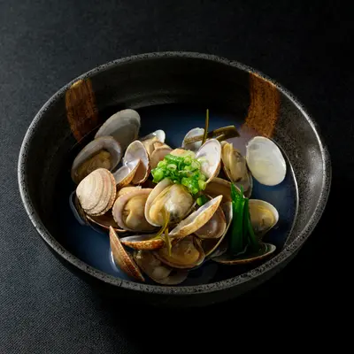 Grilled stingray fin/steamed clams in sake