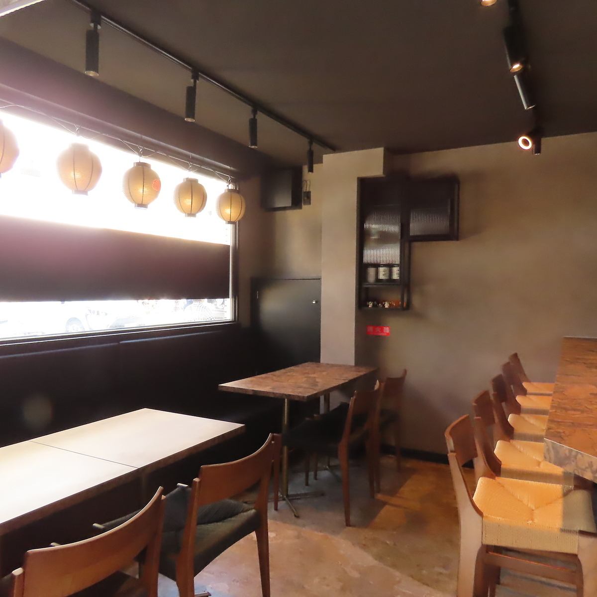 カジュアルな内装と大人な料理の空間をお楽しみください。