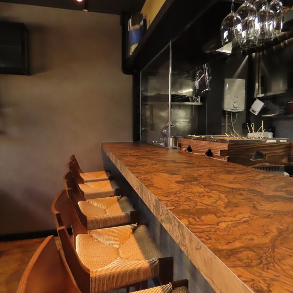 当店のカウンター席は、木の温もりと柔らかな灯りに包まれた落ち着いた空間。料理人との程よい距離感が心地よく、出来立ての料理の香りや音を間近に感じながら、ゆったりと一杯を楽しめる雰囲気が魅力です。
