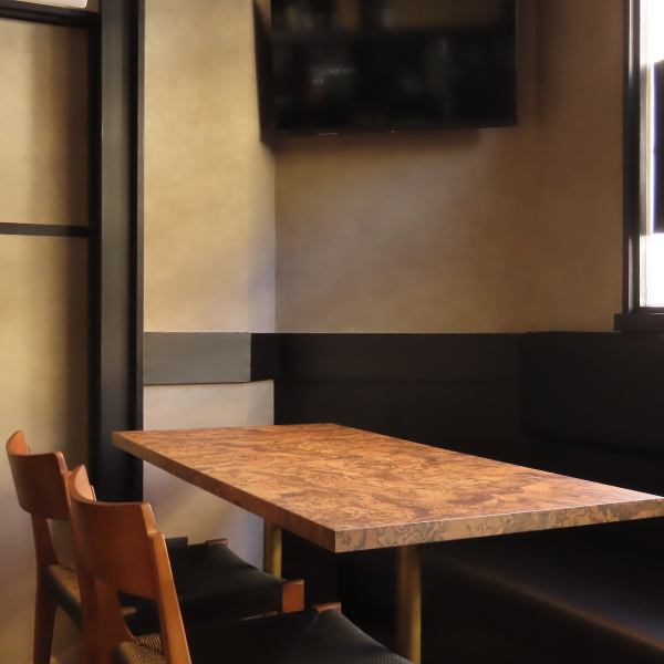 当店のテーブル席は、ゆったりと落ち着いて食事を楽しめる心地よい空間。温かみのある木の質感ややわらかな照明が、友人や家族との会話を穏やかに包み込みます。季節の料理を囲みながら、くつろいだ時間を過ごせる雰囲気が魅力です。おいしい料理とお酒と共にお楽しみください。