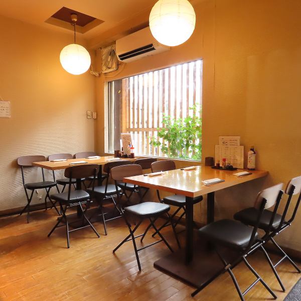 【開放感たっぷりの店内】店内にはカウンター席以外にもテーブル席を２卓用意しています。こちらは大人気につき予約をオススメします！お友達やファミリー、同僚などとワイワイ楽しく飲んでいってください♪