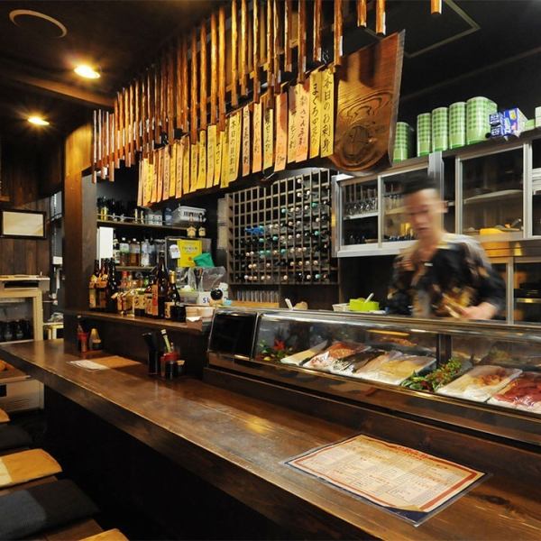 The rugged yet atmospheric counter seats with a single-plate-style bench are eye-catching, and you can see the dishes that are finished one after another with a lively feeling.There are many people who have a little drink while chatting with the lively staff.