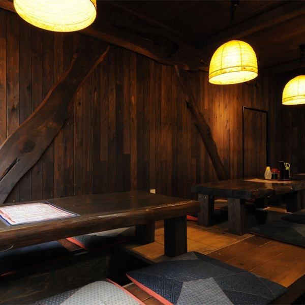 There are a total of 16 tatami mat type digging seats! The digging type allows you to relax.You can have a banquet with the all-you-can-drink course available from 3500 yen, or you can drink with a small number of people, and it's easy to use!