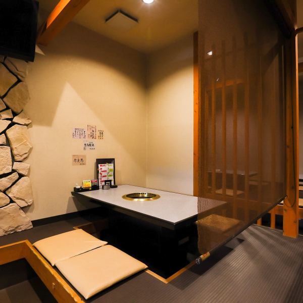 ≪2名～8名様の半個室席≫半個室掘りごたつ席×2◆2名～8名様まで利用できる半個室席を完備しており、デートや接待、宴会にも最適です♪寛ぎのプライベート空間で、周りを気にせず大切な人との会話を楽しむことができます。飲み放題付きの宴会向けコースも充実しており、友人や家族と素敵なひとときを過ごすのにピッタリ◎