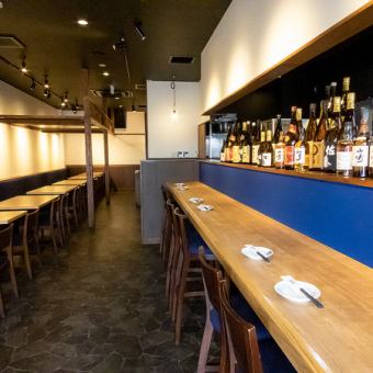 A counter with a large space between seats.Please enjoy the lively movement of the cook in the kitchen in front of you!