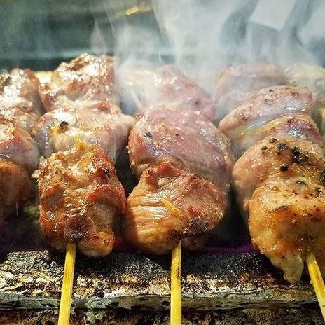 Grilled pork skewers that go well with alcohol