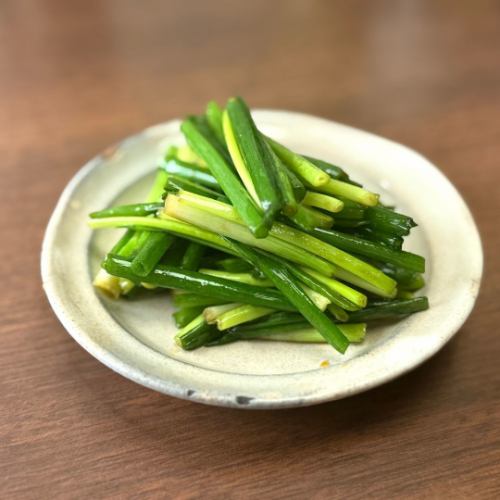 Slightly spicy green onion salad