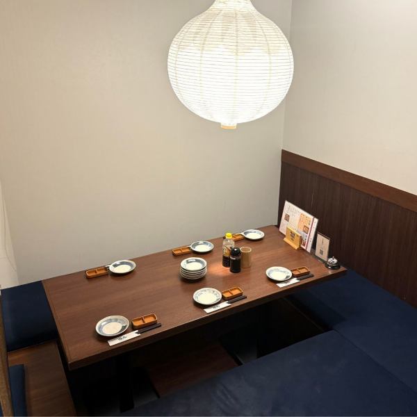 【桌位】我们还提供半私人包间，供女生之夜和派对使用。也提供吧台座位和下沉式暖桌座位。单品无限畅饮。也提供生日、周年纪念和短期住宿服务。