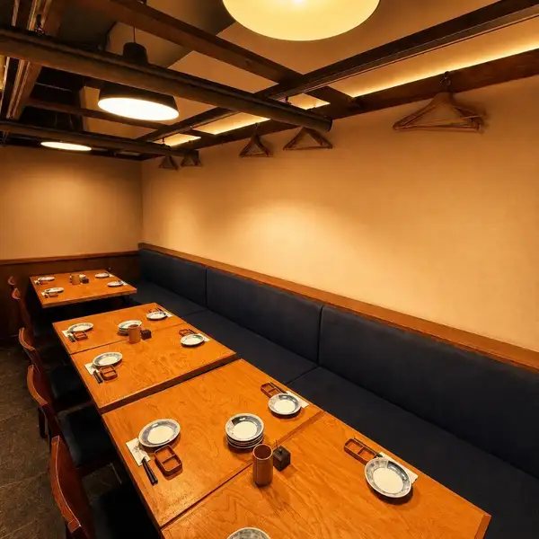 中・大団体での宴会にもおすすめの当店。テーブルが可動式なので様々な人数のご要望に対応できます。またパーテーションを使用することでプライベートな空間に変わります！空間にも自信がありますが勿論、飲み放題付き宴会コースも当店の一押しです！