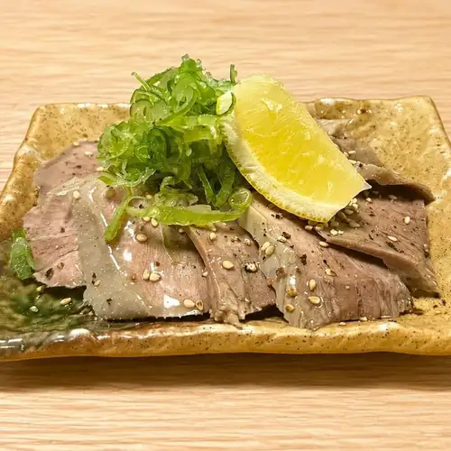 Domestic pork tongue with green onion, salt, and lemon