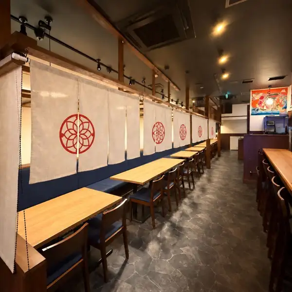 【半個室テーブル席】少人数の飲み会や会社帰りに。周りを気にせず過ごしやすい半個室風のお席をご用意しています。カウンター席や掘りごたつ席もございます。