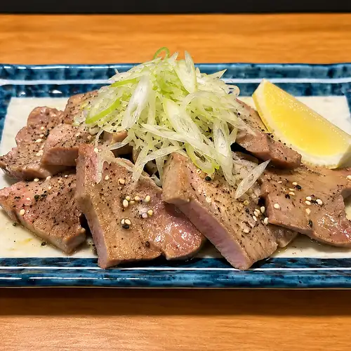 Domestic pork tongue with green onion, salt, and lemon