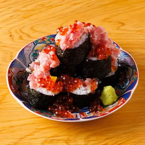 Sake-topped salmon roe, fatty tuna, and pickled radish roll