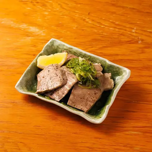Domestic pork tongue with green onion, salt, and lemon