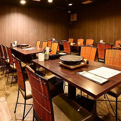 [For various banquets] There are 5 table seats for 4 people! It can be used for a wide range of purposes, from small group meals to banquets for 12 to 20 people by connecting tables.The lively restaurant has a homey and bright atmosphere! You can enjoy birthday parties with friends or late-night parties at our restaurant, which is open until 4:00 in the morning.Please use it by all means.