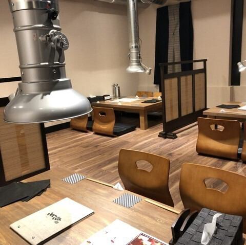 大人数でも対応可能な広々空間は、会社宴会や打ち上げに最適。20名までの小上がり席や、10名・20名対応の個室も完備し、プライベート感のある宴会が可能です。大人数の集まりにも柔軟に対応します。用途に合わせて席を選べ、快適に過ごせます。各種集まりにぜひご利用ください！