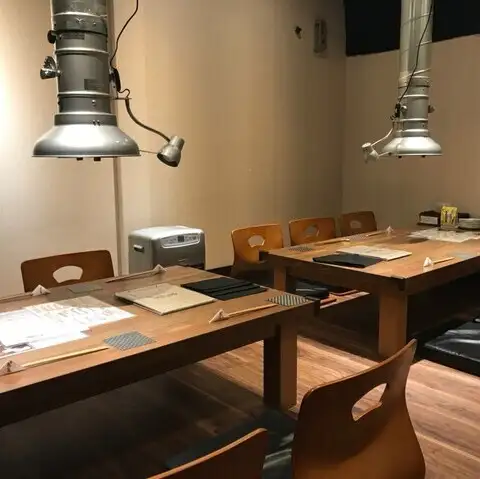 店内は落ち着いた雰囲気で、木の温もりを感じる空間が広がります。個室や座敷など多彩な席を備え、シーンに合わせた利用が可能。お祝いサプライズにも対応しており、特別な日を演出するサービスも魅力です。用途に応じて席を選べ、ゆったりと過ごせます。ぜひ、お気軽にお問い合わせください。