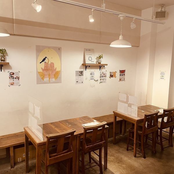 【4名テーブル×５席】グループ使いにも便利なテーブル席です。ゆったりとした造りで女子会やママ会、のんびりランチや夜カフェ利用といったあらゆるシーンに対応しております。