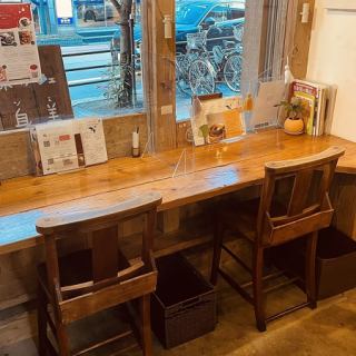窓向きのカウンター席です。