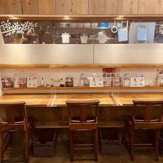 おひとり様でも利用しやすいカウンター席です。
