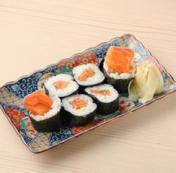 はみ出るサーモン巻