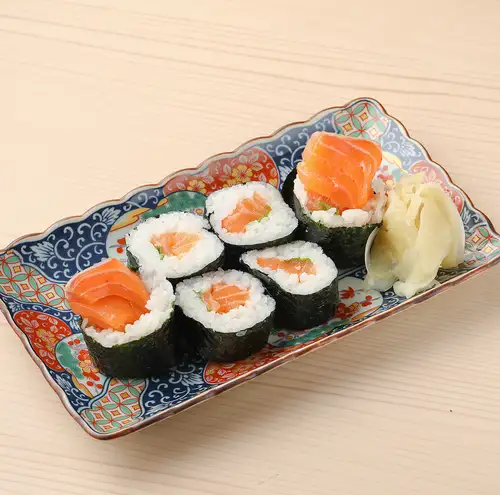はみ出るサーモン巻