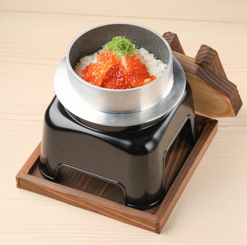 鮭ハラスとイクラの釜飯