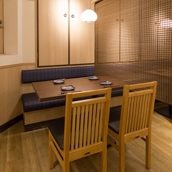 【テーブル】 飲み会など様々なシーンでお使いできます。ご宴会に最適なオープンテーブルをご用意しております♪新調された綺麗な店内は清潔感たっぷりでゆったりお寛ぎいただける空間となっております。当日OKの飲み放題で海鮮、お肉を満喫できるのがうれしい♪【梅田　飲み放題　個室　宴会　海鮮　肉】