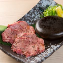 石焼き牛タン黒胡椒焼き 葱塩添え