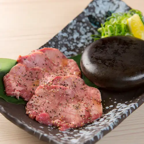 石焼き牛タン黒胡椒焼き 葱塩添え