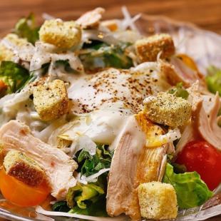 地鶏と温玉のシーザーサラダ/蒸し鶏とネギのシャキシャキサラダ　各