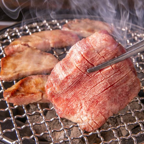 我們所有的烤肉都是在木炭火盆上烤製的。慢慢烤的時候，在口中蔓延的味道是炭火烤的特有味道。請務必度過最好的時光◎