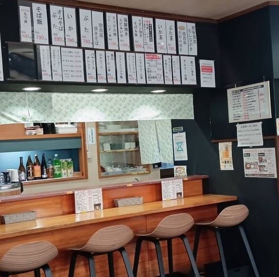 【カウンター席】このお店のカウンター席は、アットホームな雰囲気でお好み焼きを楽しむのにぴったりの場所です。目の前で焼かれるお好み焼きの香ばしい香りや、ジュウジュウと焼ける音が食欲をそそります。お好み焼きを囲んで、笑顔と会話が広がる楽しい時間を過ごせること間違いなしです。