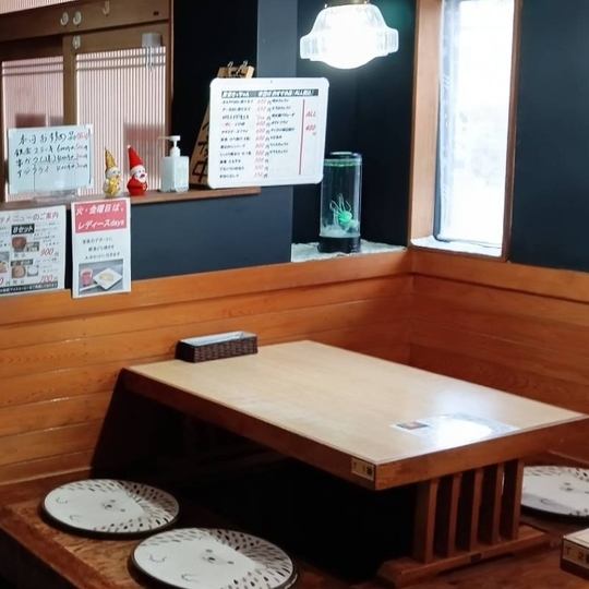 このお好み焼き屋さんのテーブル席は、友達や家族と一緒に楽しい時間を過ごすのにぴったりな場所です。広々としたテーブルで、焼きたてのお好み焼きを囲みながら、賑やかな会話が弾むこと間違いなし。お好み焼きを作る過程を楽しみながら、笑顔とお腹を満たすことができる当店で、特別な食事の時間を過ごしてみてください。