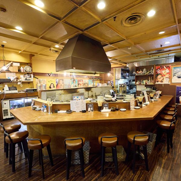 お一人様やデートでのご利用におすすめな、広々としたカウンター席を完備しております。20～50代と幅広い層の働く方々が、ゆったりと肩を並べて寛げる空間です。職人の手さばきを間近で眺めながら、こだわりのお酒と料理に浸る贅沢な時間をお過ごしください。落ち着いた照明が心地よい雰囲気を演出します。