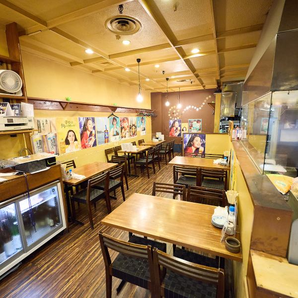 大人数でのご宴会も承っており、30名様以上での貸切についても気軽にご相談いただけます。広々とした開放的な空間は、会社行事や打ち上げなど、賑やかに過ごしたい場面に最適です。まとまった人数でもゆとりを持って座れる配置となっており、一体感のある宴を演出。皆様で旬の味覚を楽しみながら素敵な夜をどうぞ。