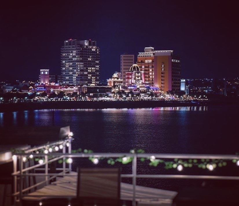 Overlooking the night view of Chatan! Outside the window is a stylish space with the sea♪