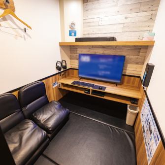 ≪最大3名で利用可能なVIPワイドルーム≫フラットマットは靴を脱いで、お上がりいただくお座敷タイプの個室です。気軽に寝転んでご利用いただけます◎また、ワイドルームは通常のフラットマットの1.2~1.5倍の広さがあり、2名様や最大3名様でのんびりおくつろ ぎいただけます。