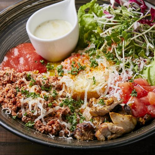 【おすすめ！】新鮮な細切り野菜とイタリア産パルミジャーノチーズで仕上げる8※タコライス　900円