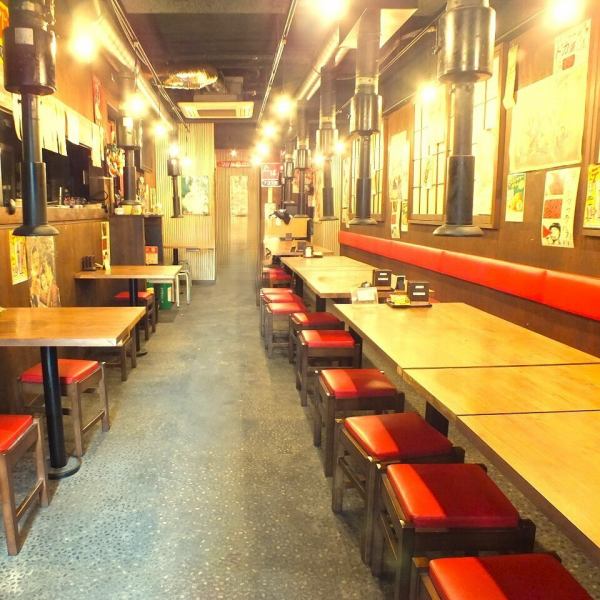 店内に一歩足を踏み入れると、懐かしい昭和の香りが漂うレトロな空間。木の温もりとヴィンテージ調のインテリアが、どこかほっとする雰囲気を演出します。炭火で焼き上げる極上の肉と、昔ながらの趣を感じる店内で、特別な時間をお過ごしください！赤羽/焼肉/忘年会/宴会/大人数/貸し切り