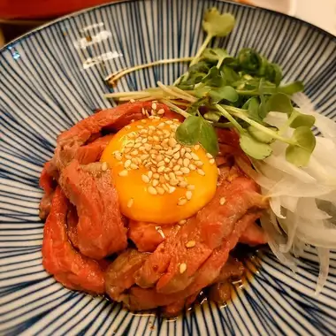 一家休闲肉食酒吧,您可以在这里享用各种肉类菜肴和饮品。
