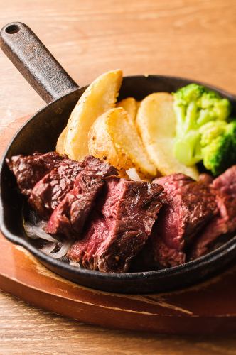 《When it comes to meat dishes in Ibaraki, it's GABUTTO!!!》A meat bar where you can enjoy steaks and other exquisite meat dishes that melt on your tongue♪
