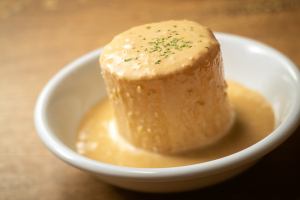 溫熱的蘿蔔佐牛肝菌醬