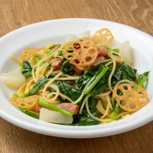 色彩繽紛的冬季蔬菜義大利麵配檸檬醬