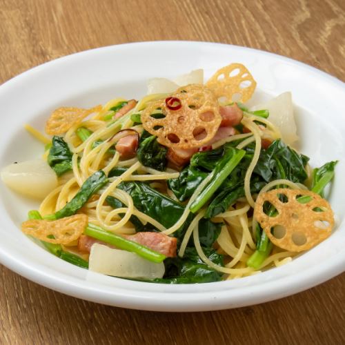 色彩繽紛的冬季蔬菜義大利麵配檸檬醬